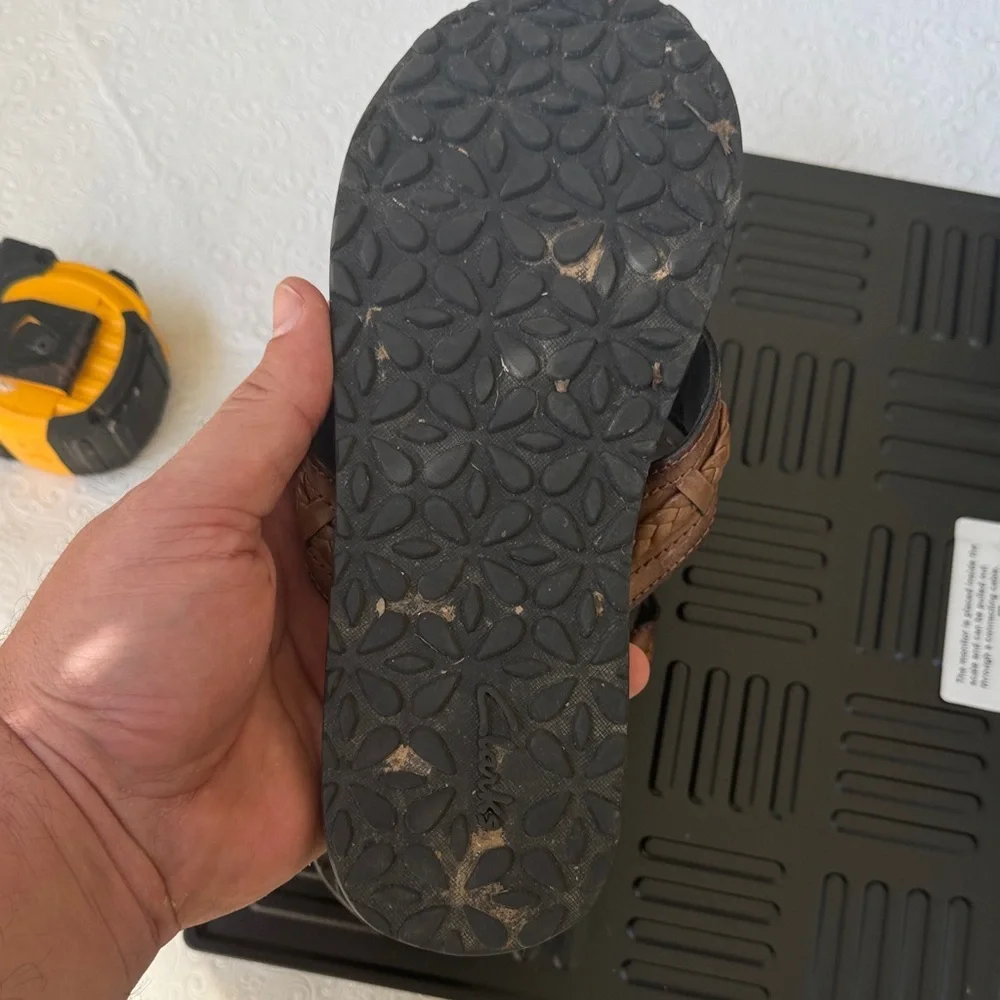 Clarks Tan and Black Woman’s  Flip-Flops - Picture 5 of 7